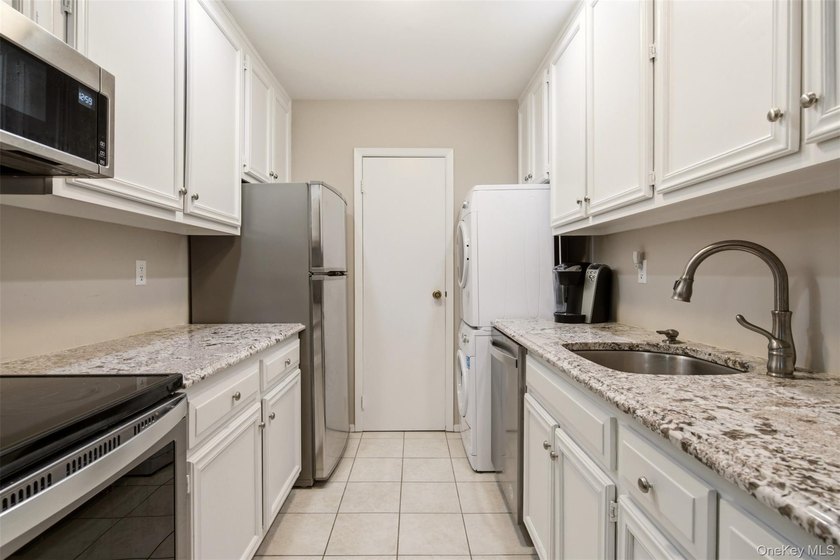 Bright 1 Bedroom Unit in the Highly-Desired Fairfield Saint - photo 9