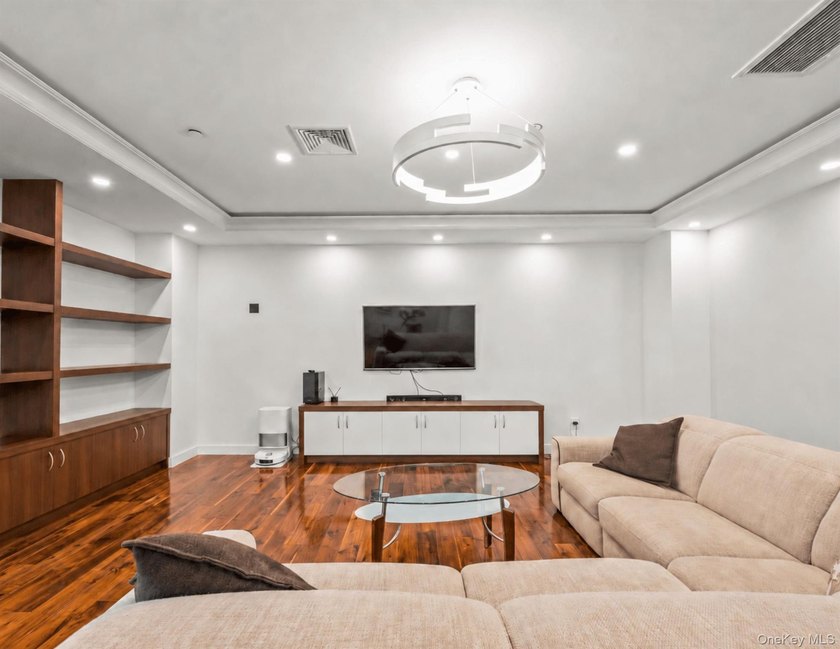 Experience luxury penthouse living in the heart of Rego Park! - photo 3