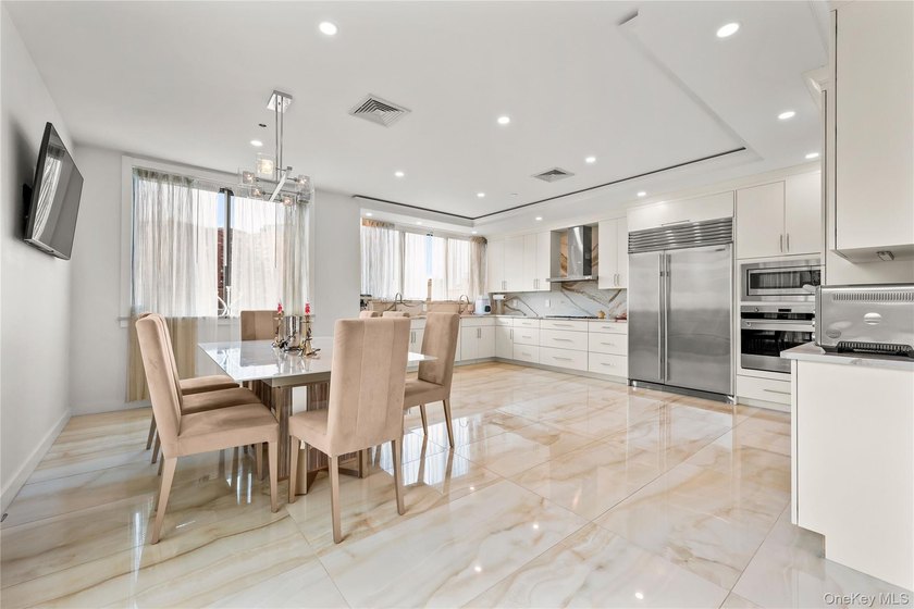 Experience luxury penthouse living in the heart of Rego Park! - photo 5