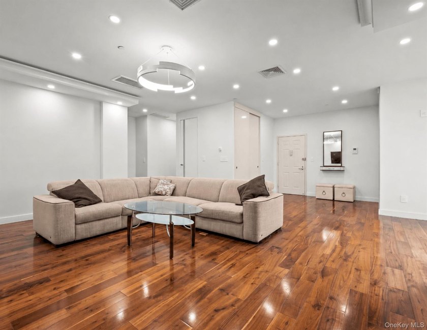 Experience luxury penthouse living in the heart of Rego Park! - photo 6