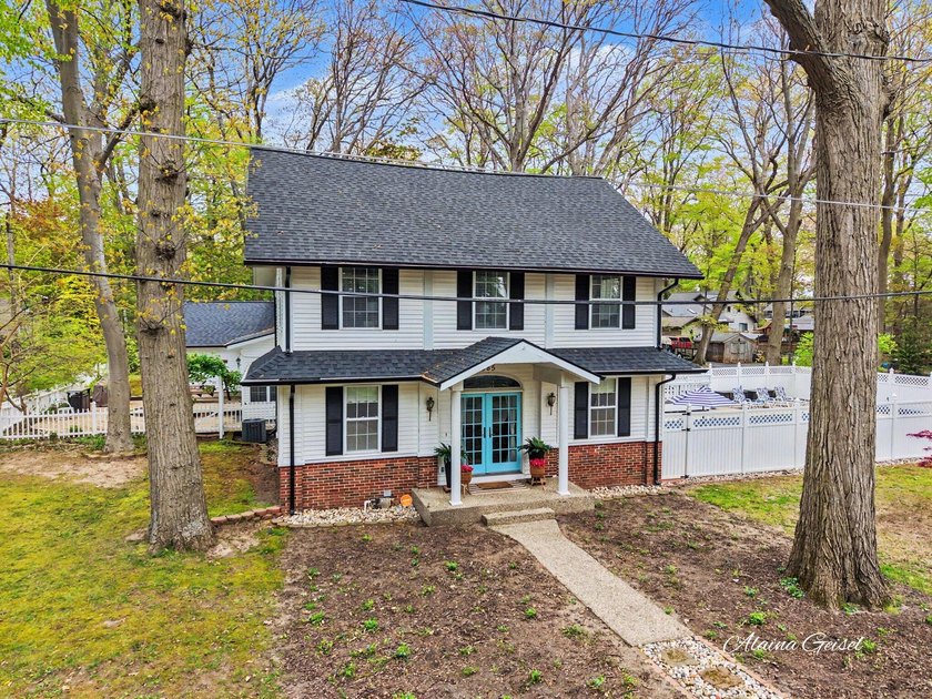 Beautifully updated home in the highly desirable Waukazoo Woods - photo 2