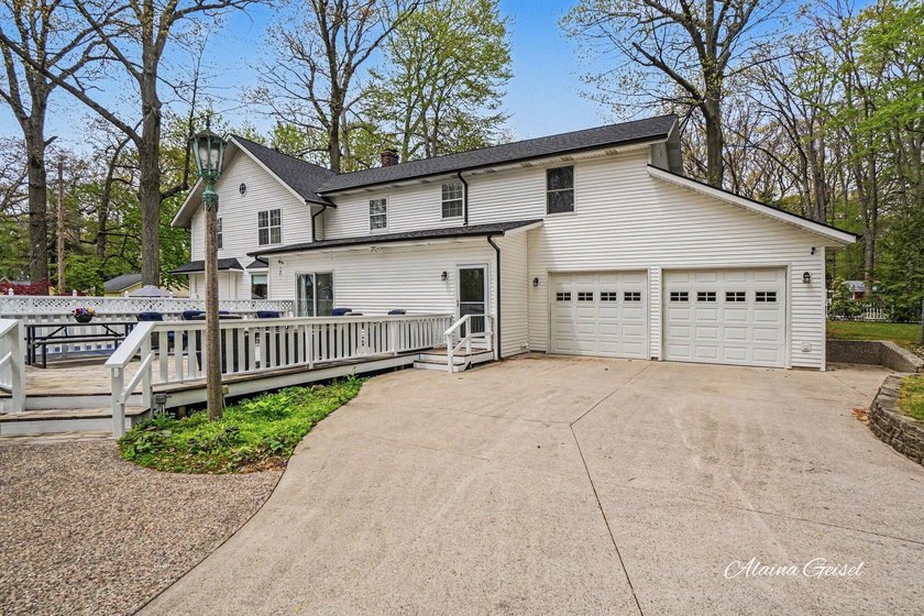 Beautifully updated home in the highly desirable Waukazoo Woods - photo 7