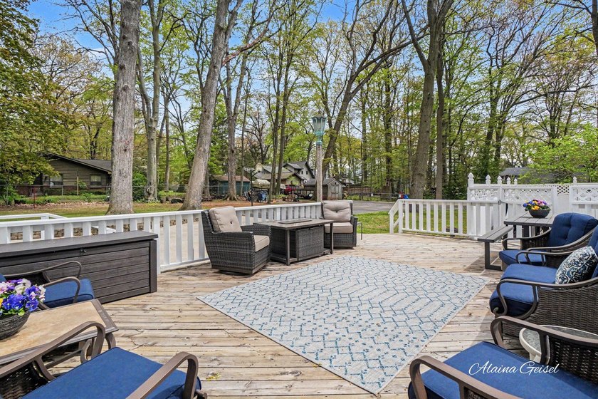 Beautifully updated home in the highly desirable Waukazoo Woods - photo 8