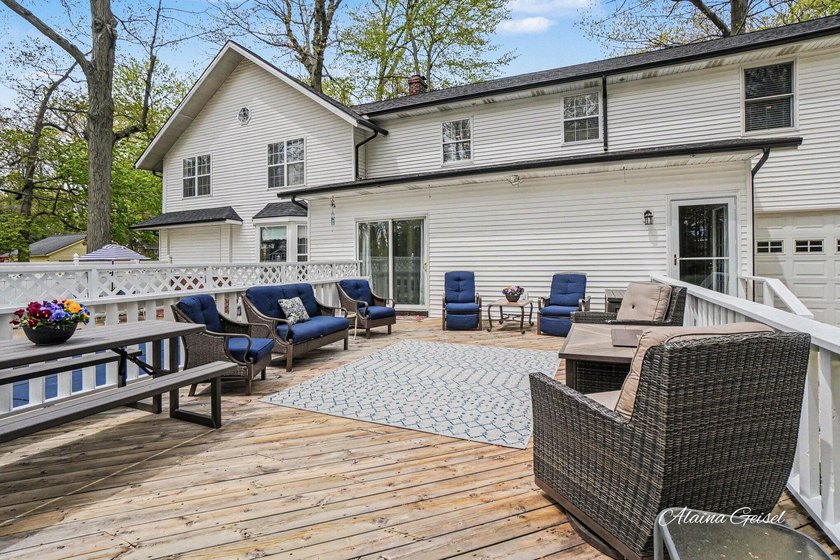 Beautifully updated home in the highly desirable Waukazoo Woods - photo 9