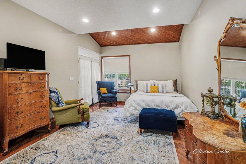Beautifully updated home in the highly desirable Waukazoo Woods - photo 10