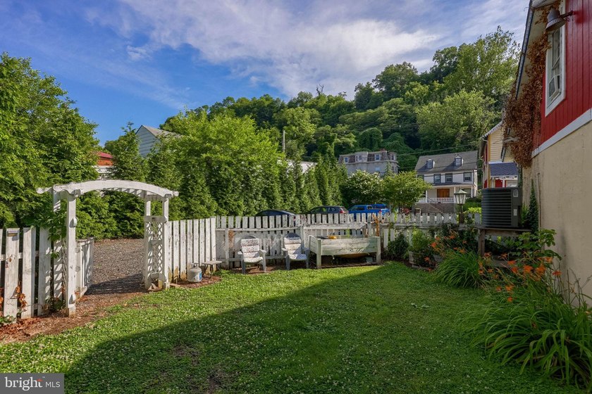 Welcome to Marigold Manor - a fully operating short term rental - photo 10