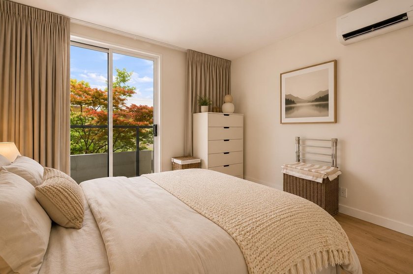 Bright &amp; beautifully updated 3-bedroom townhome with a private - photo 12