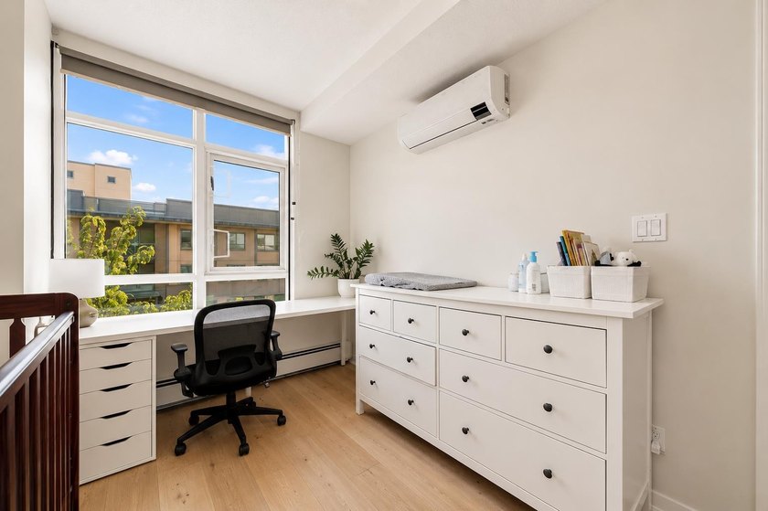 Bright &amp; beautifully updated 3-bedroom townhome with a private - photo 18