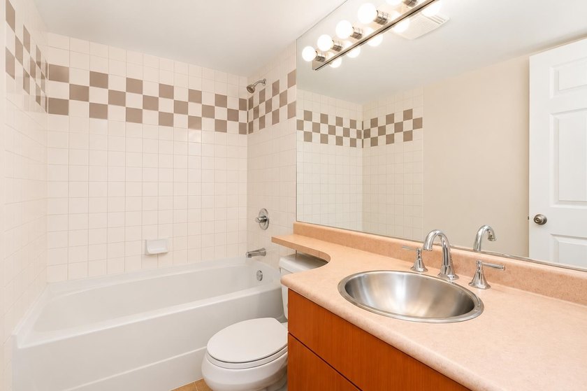Bright &amp; beautifully updated 3-bedroom townhome with a private - photo 20