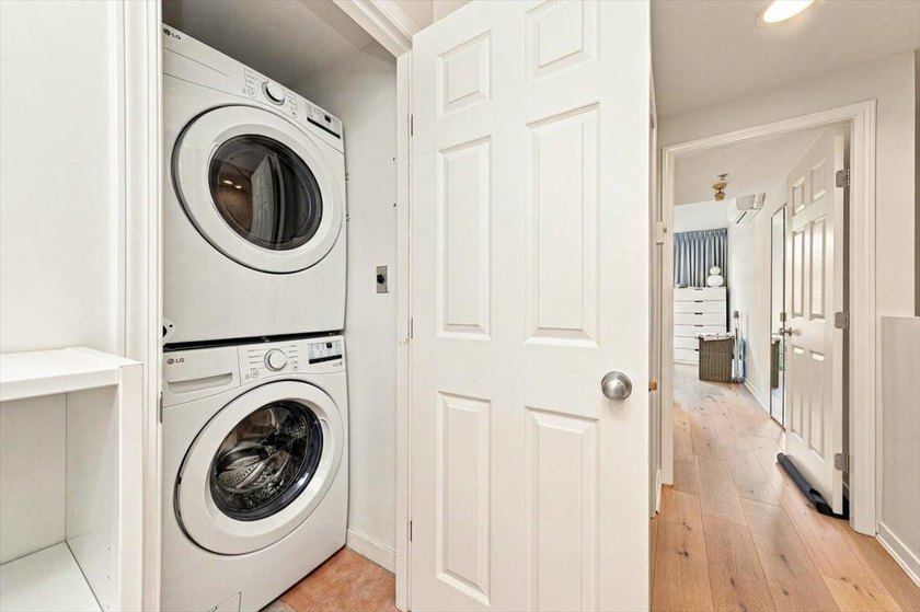 Bright &amp; beautifully updated 3-bedroom townhome with a private - photo 21