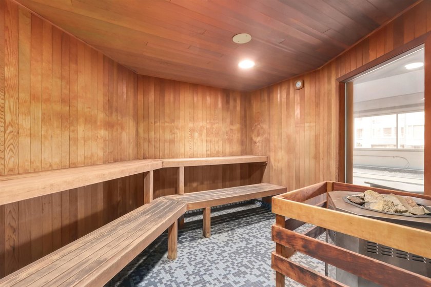 Bright &amp; beautifully updated 3-bedroom townhome with a private - photo 25