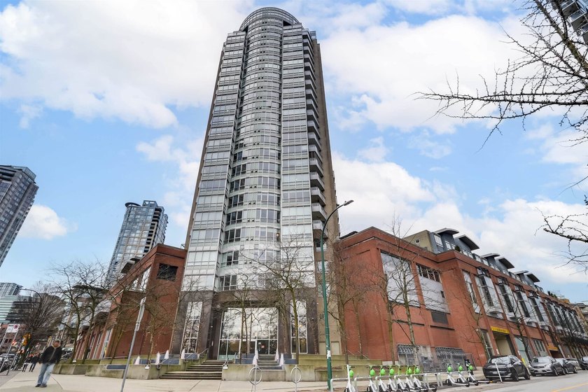 Bright &amp; beautifully updated 3-bedroom townhome with a private - photo 30