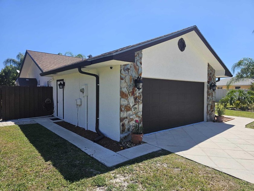 Beautiful single family pool home in La Mancha Royal Palm Beach - photo 3