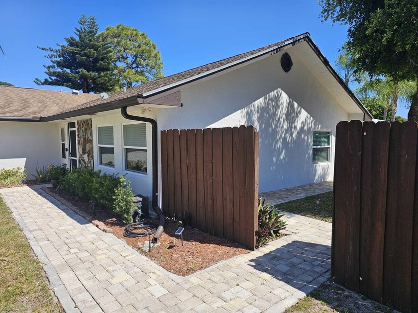 Beautiful single family pool home in La Mancha Royal Palm Beach - photo 4