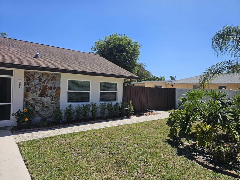 Beautiful single family pool home in La Mancha Royal Palm Beach - photo 7
