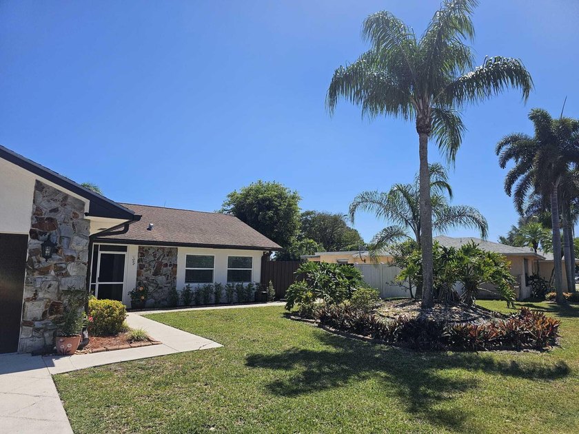 Beautiful single family pool home in La Mancha Royal Palm Beach - photo 8