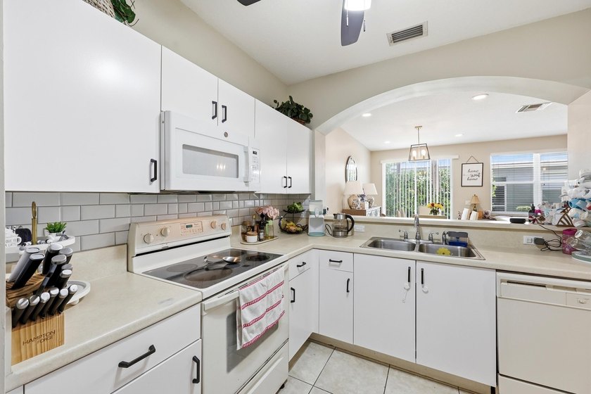 Move-In Ready 3-Bedroom Townhome! Freshly painted and - photo 12