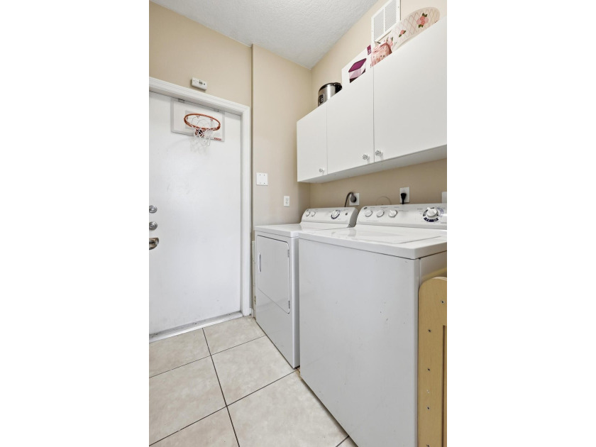 Move-In Ready 3-Bedroom Townhome! Freshly painted and - photo 14