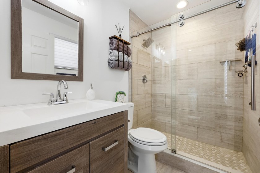Move-In Ready 3-Bedroom Townhome! Freshly painted and - photo 17