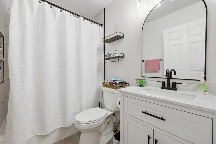 Move-In Ready 3-Bedroom Townhome! Freshly painted and - photo 21
