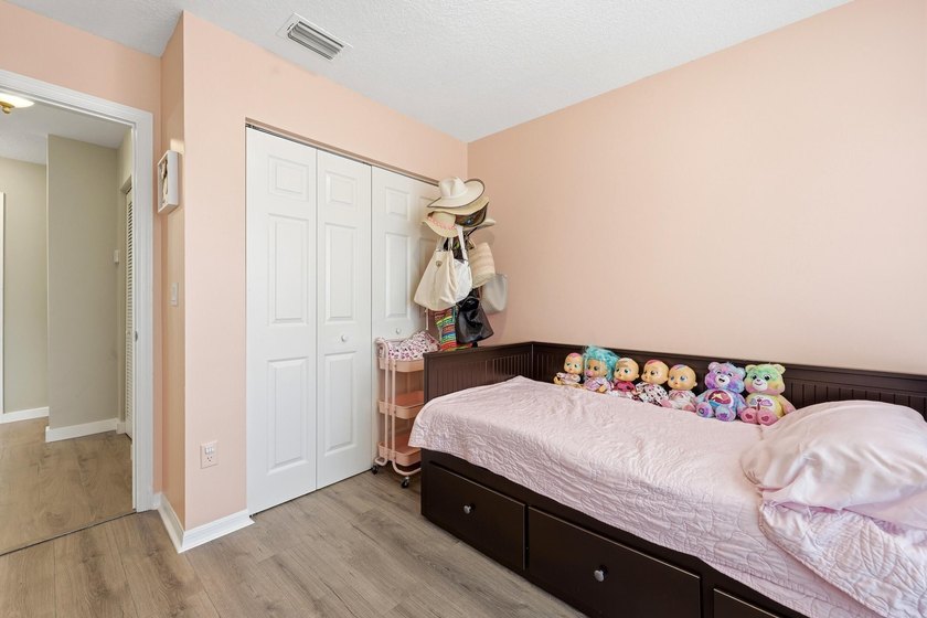 Move-In Ready 3-Bedroom Townhome! Freshly painted and - photo 23