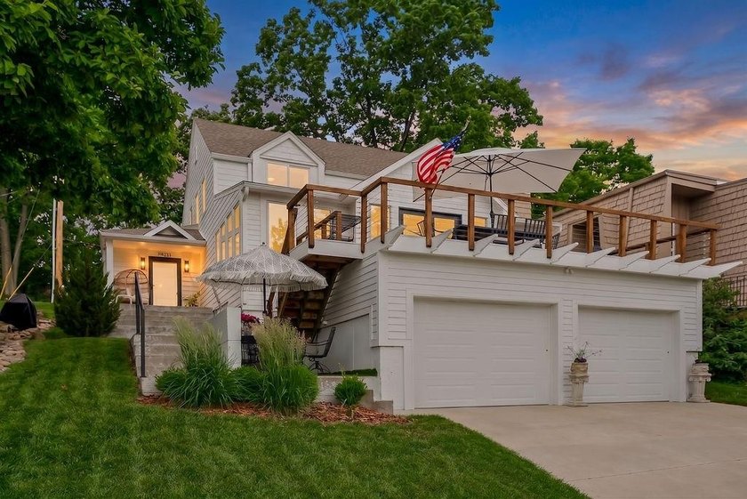 Welcome to this exceptional lake retreat in the highly - photo 2