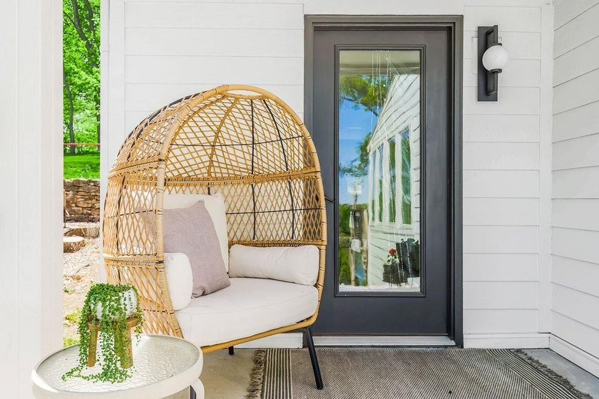 Welcome to this exceptional lake retreat in the highly - photo 4