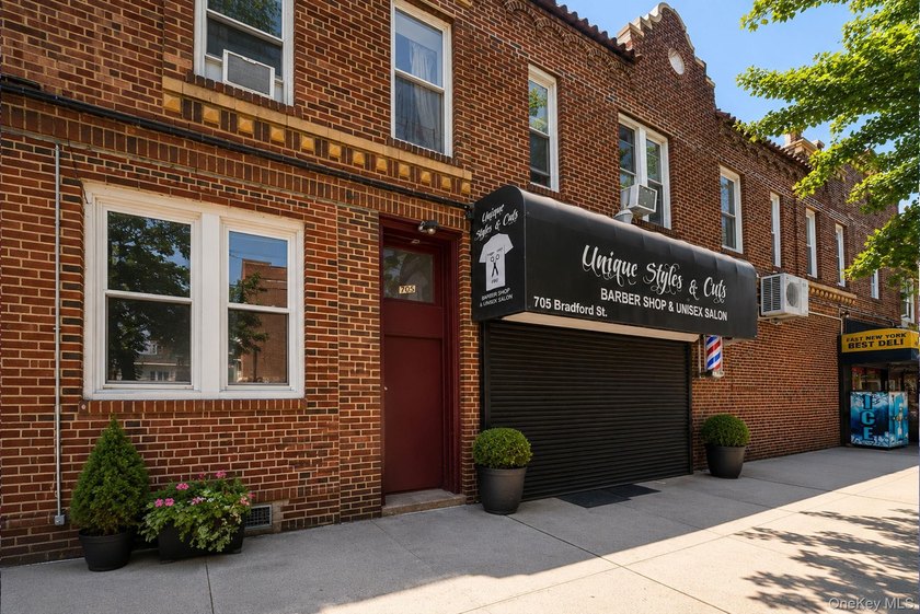 Exceptional mixed-use investment opportunity situated on a prime - photo 3