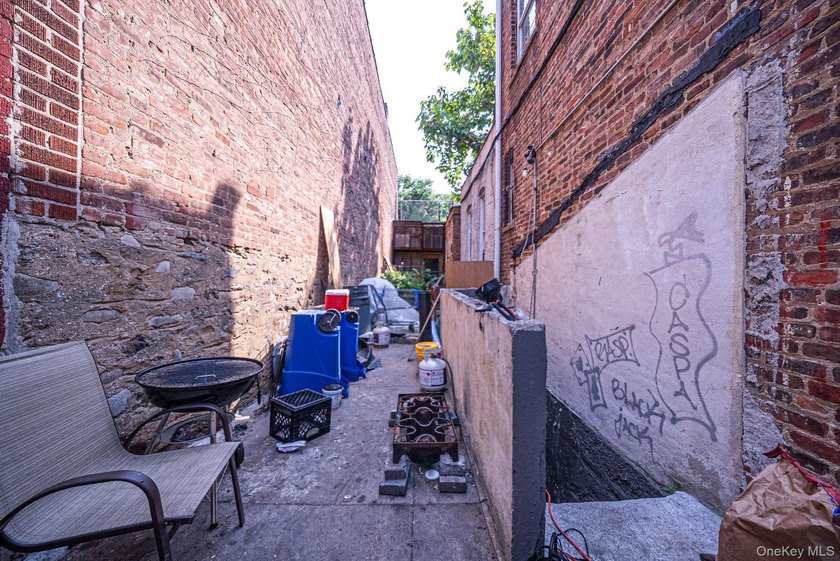 Exceptional mixed-use investment opportunity situated on a prime - photo 8