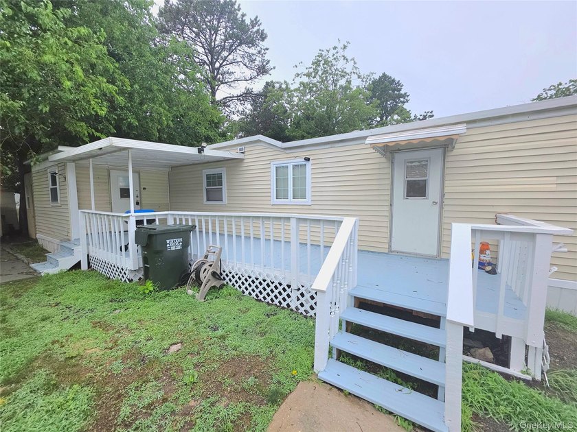 This charming 2-bedroom, 1-bath mobile home is located in a - photo 4