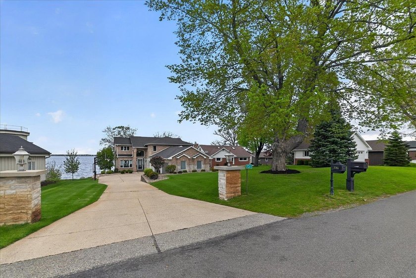 THIS is the lake house you have been looking for! Panoramic - photo 4