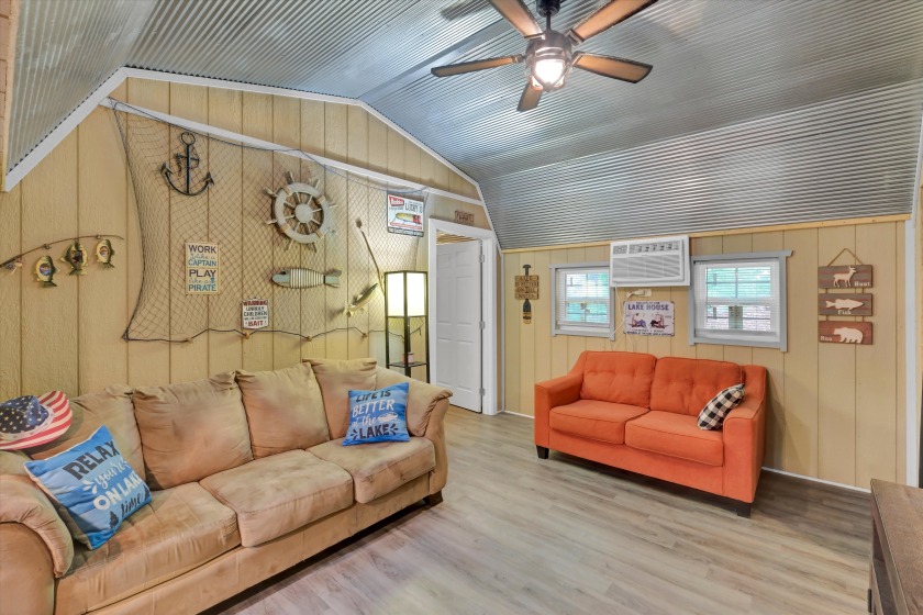 Charming Cottage With Screened Porch &amp; Dock - photo 16