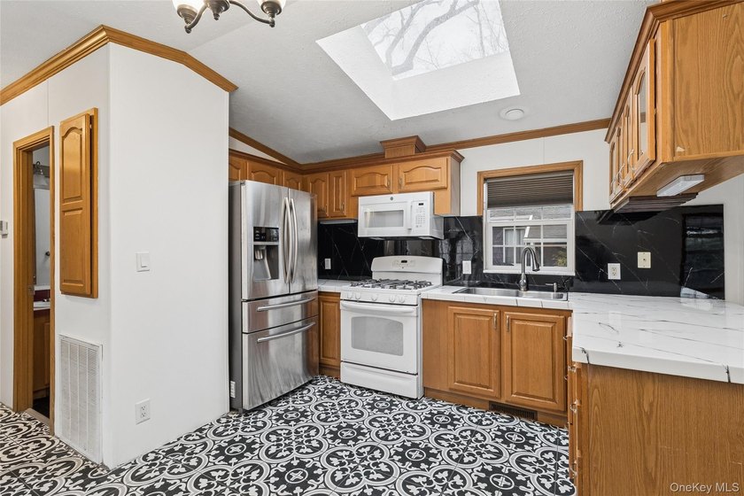 Recently renovated 2004 manufactured home located in a desirable - photo 14