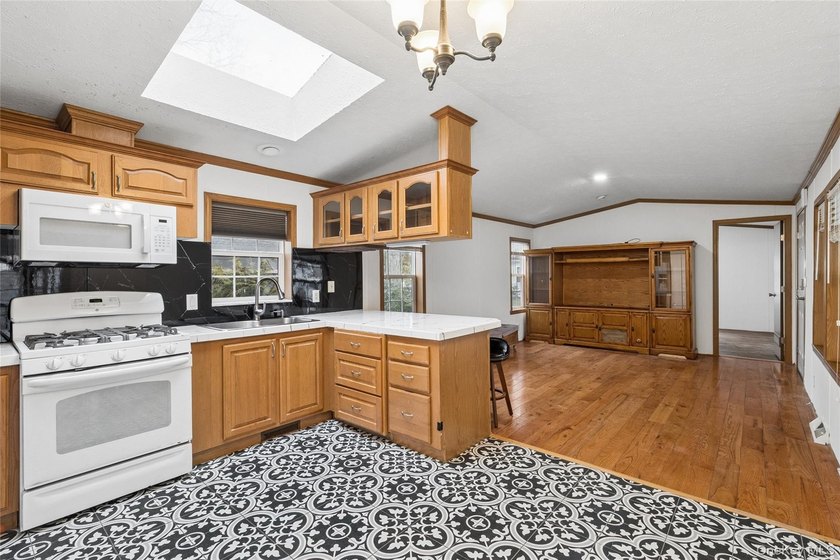 Recently renovated 2004 manufactured home located in a desirable - photo 15
