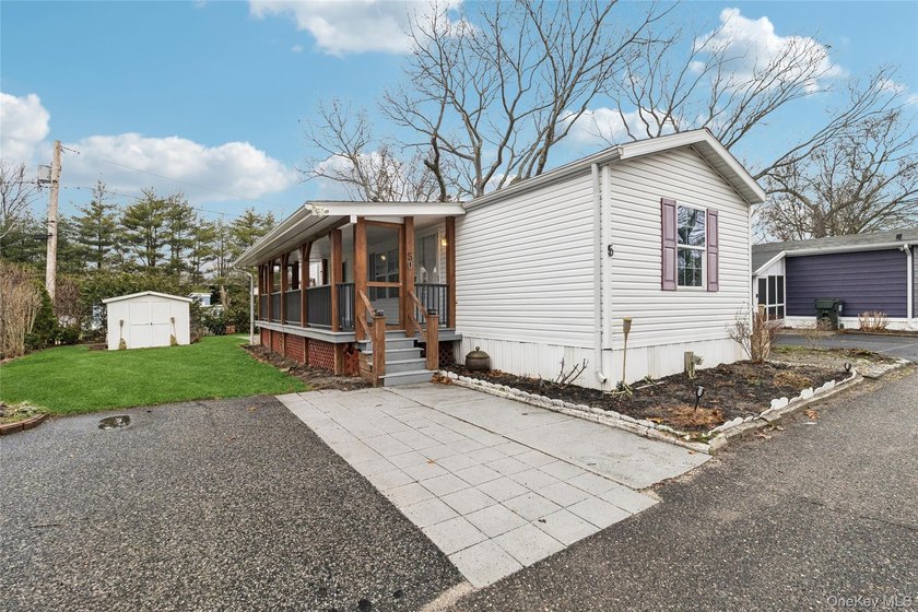 Recently renovated 2004 manufactured home located in a desirable - photo 31