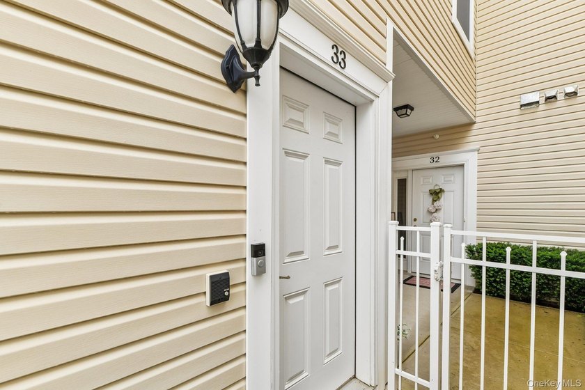 Welcome to 33 Greentree Court, a beautifully appointed - photo 3