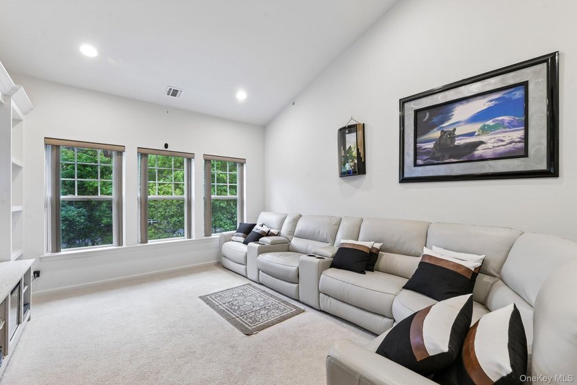 Welcome to 33 Greentree Court, a beautifully appointed - photo 4
