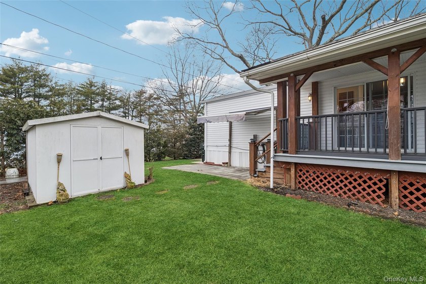 Recently renovated 2004 manufactured home located in a desirable - photo 39
