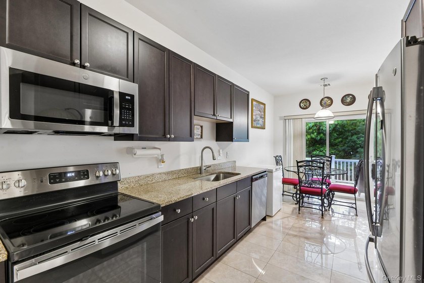 Welcome to 33 Greentree Court, a beautifully appointed - photo 10