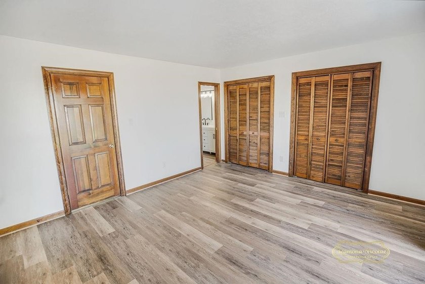 Fully renovated, move-in-ready home with breathtaking - photo 12