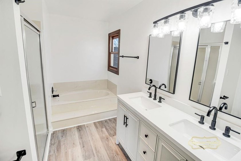 Fully renovated, move-in-ready home with breathtaking - photo 13