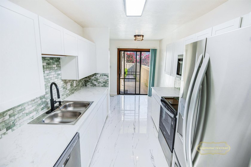 Fully renovated, move-in-ready home with breathtaking - photo 19