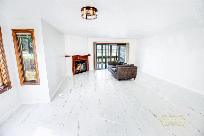 Fully renovated, move-in-ready home with breathtaking - photo 20