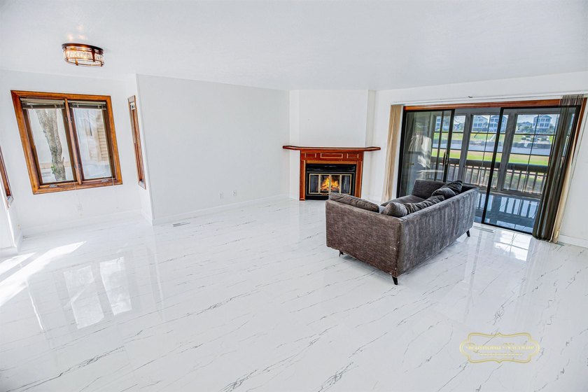 Fully renovated, move-in-ready home with breathtaking - photo 21