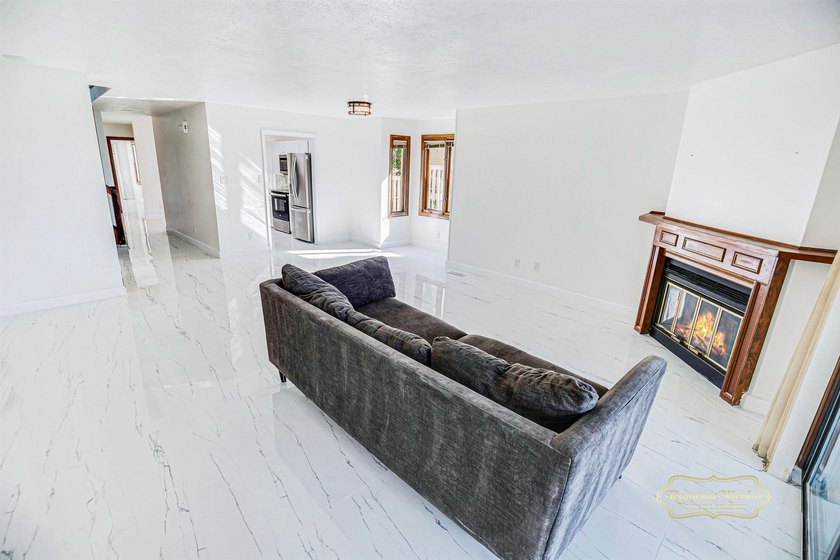 Fully renovated, move-in-ready home with breathtaking - photo 22