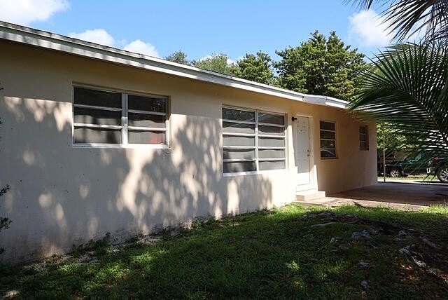 Cute, bright 3-bedroom, 2-bath single family home conveniently - photo 2