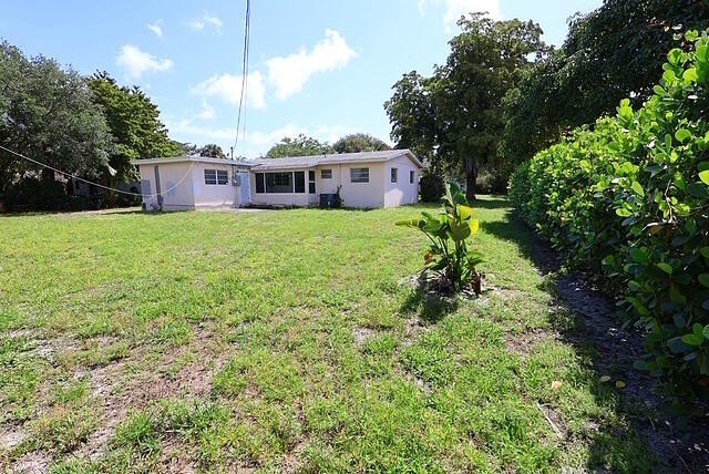 Cute, bright 3-bedroom, 2-bath single family home conveniently - photo 5