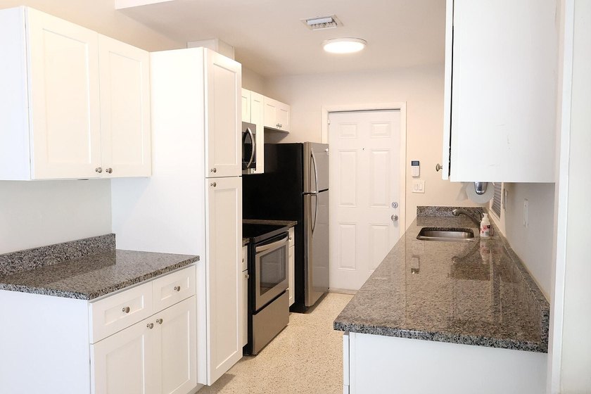 Cute, bright 3-bedroom, 2-bath single family home conveniently - photo 9