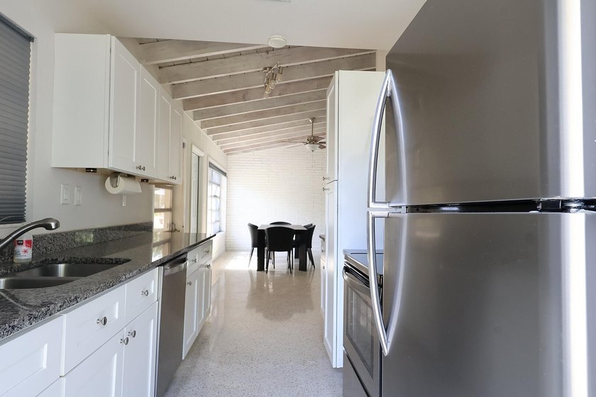 Cute, bright 3-bedroom, 2-bath single family home conveniently - photo 10
