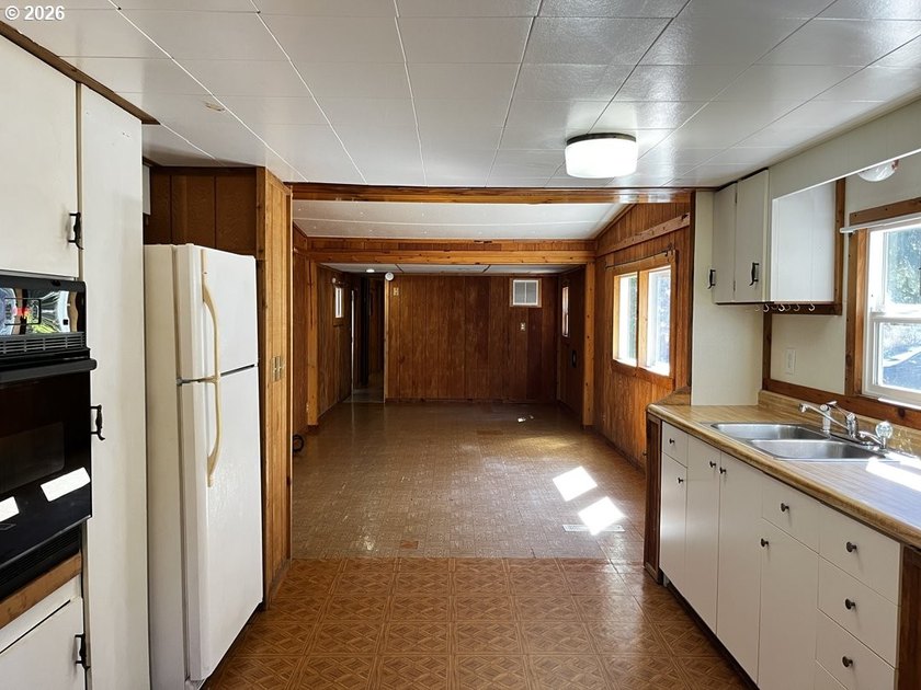 Situated on a desirable corner lot, this 0.15-acre property - photo 18